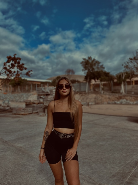 taniaagsantanaa onlyfans leaked picture 1